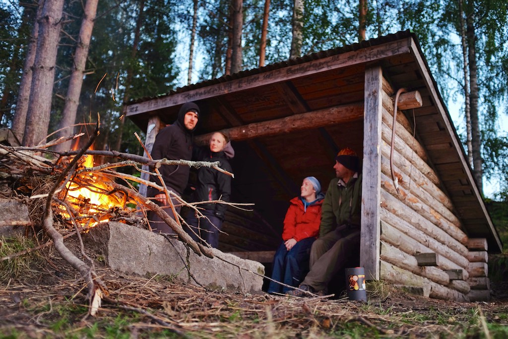 A warm fire and a wind shelter at Manäs.